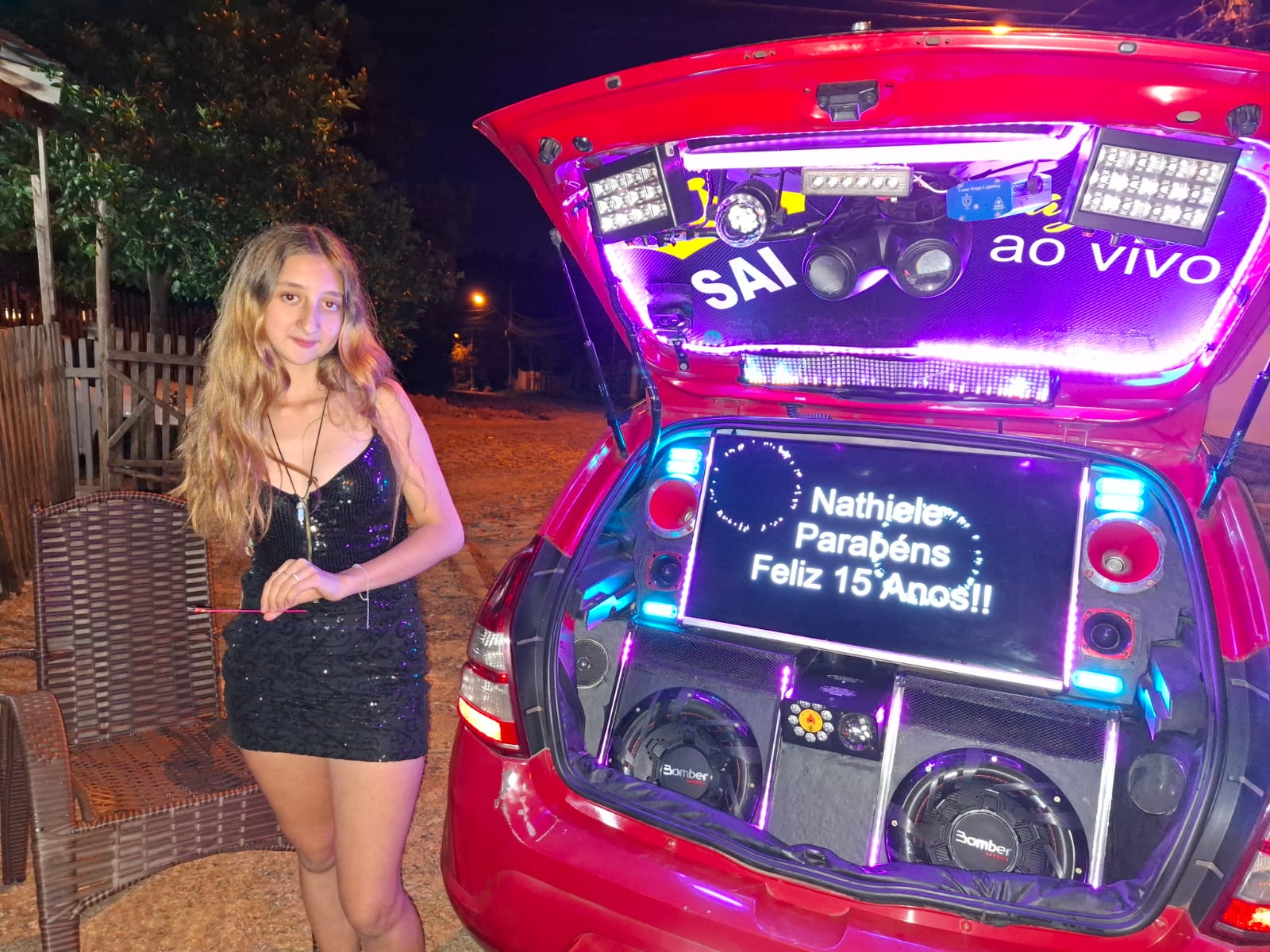Homenagem noturna com carro de som Saile